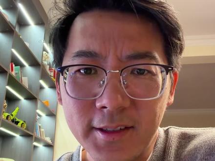 老哥亲手熔了全球限量版的饭圈海报,现在被窝都盖不住哭声。 #热点新闻事件 #饭圈 #黄金 #内容过于真实 #抖音热评