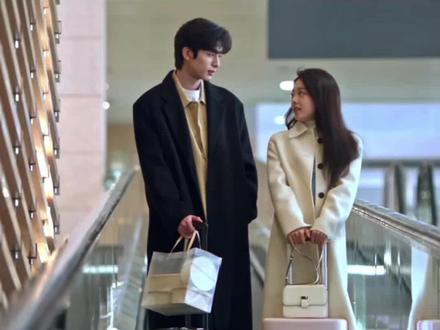 热播剧玩江苏热梗引热议,编剧为宜兴人
剧中台词“十点了还早啊?这里是广州又不是江苏”“苏州没有机场好麻烦”火遍社交平台,网友:好消息是剧里是2011年,坏消息是25年依旧没有。#骄阳似我 #宋威龙 #赵今麦