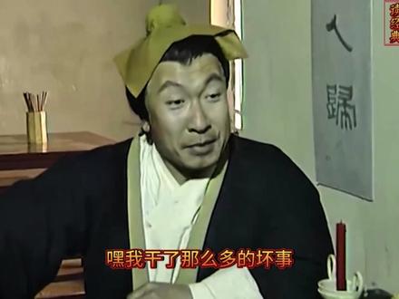 《众人梦到观音菩萨显灵,客店老板却偏不信,他将面临什么?》 在大宝山上,一群强盗拦住了观世音菩萨,误以为山上的金光是珠宝,威逼菩萨交出。菩萨表示佛门无金银,只有念珠一串,强盗接过却发现变成了木串,怒而丢弃。菩萨将念珠扔地,瞬间化作金银珠宝,强盗们争抢时,珠宝却又消失,念珠回到菩萨手中,强盗们这才知晓面前是菩萨,赶忙跪地膜拜。
菩萨点明身份,称来此是为度化他们,指出对面山可作佛门净地,让他们建慈云寺,念珠可化作建寺木石,望他们放下屠刀、弃恶从善。
视线转到镇上,众人昨夜皆梦到菩萨,纷纷前往桥头等待。而客店老板贾三儿却不以为然,他觉得佛没什么可怕,一个月前讲佛的秃头被打走便是例证,自己坏事做尽也活得好好的,还让老板娘准备菜刀和火,打算躲在屋里看菩萨能如何。
这个故事充满奇幻色彩,展现了佛的慈悲与度化,也揭示了人性的贪婪和对善恶的不同态度,看菩萨如何点化众人,又将如何应对贾三儿的挑衅?
#老剧回看 #经典影视 #修心修行 #做人 #佛学智慧