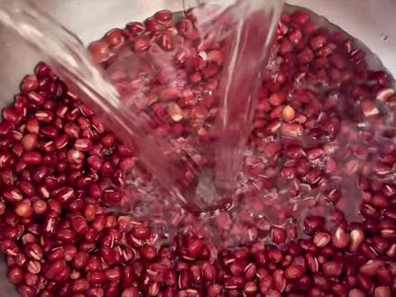 俺老孙来也!捡豆子才吃上的蒸豆包,几步复刻童年味!
#家常菜教程 #美食制作过程 #豆馅制作方法 #小时候的美食回忆 #蒸豆包