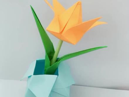 带花瓶的郁金香折纸教程,花折好后用嘴吹一下。