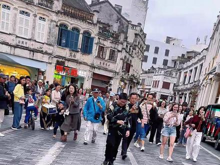 怎么溜鸭子走不散 先找一块空地反复这个训练,练几天再出去溜达就不容易走散了! #怎么让鸭子排队跟着走 #遛鸭子的小男孩 #遛鸭子