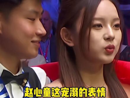 夺冠后的赵心童360度展示国旗,女友这一幕也很暖心!