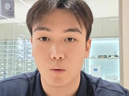 荣耀600外观曝光 荣耀600预计在5月底就要发布了,外观长这样,大R角,极窄四等边,金属中框,冷雕玻璃工艺,,骁龙8至尊版,2亿像素,3.5倍长焦,3D超声波指纹,预计电池会达到9000毫安。感觉这一代荣耀600怎么样可以把想法打在评论区
#五一出游带荣耀
#荣耀600
#荣耀机器人
#荣耀600国行版与海外版设计大不同