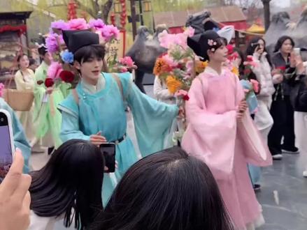 清明上河园,簪花节,一起来感受春天吧!#清明上河园 #簪花 #簪花郎 #春天