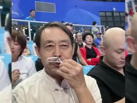 马保国一龙观看亚运会,看台展示“真功夫”,论社牛我就服马老师 #马保国 #一龙 #亚运会 #五连鞭