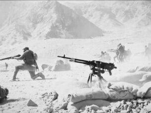 1962年中印展开白刃战,我军使用三棱刺刀,完胜印军尼泊尔弯刀! #中印战争 #历史解说 #历史故事