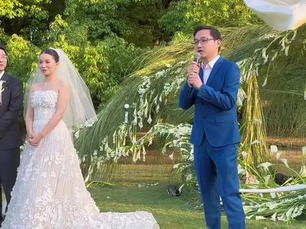 有幸赴史黛拉浪漫婚礼,小巨蛋爸比现场致辞风趣接地气,氛围感拉满,全程温馨又欢乐~满心祝福新人岁岁相守,幸福美满❤️1.3倍速看3分钟高光时刻,缘分太妙,祝福新人!#婚礼现场 #暖心致辞 #史黛拉婚礼 #风趣幽默 #草坪婚礼仪式