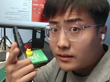 四六级报名登不进去?常见问题全解! 每年的四六级报名期间,总会出现各种问题让同学们头疼。别担心,这里有一个视频,能帮你解决所有报名难题,记得一定要收藏起来!
首先,如果你无法登录官网,可以尝试使用以下浏览器:火狐浏览器、谷歌浏览器、IE9+或360浏览器(记得选择极速模式)。这样,你就能顺利进行报名了。
接下来,如果你因为没有学籍照片而无法进入报名界面,有两种解决办法。一是登录自己学校的教务处官网,进入教务管理系统,找到学籍信息并上传符合尺寸要求的照片。二是直接联系学校教务处,按照老师的要求提供电子版照片,老师会帮你上传。
但请注意,一定要在报名截止前24小时完成照片上传,因为最后一天系统可能会因为访问量过大而出现崩溃。
此外,还有一些常见问题需要注意。如果系统提示手机号已经绑定,但要求修改为正在使用的手机号,只要提示中的手机号是你的,直接点击确定即可。如果进入报名页面后看不到照片,不用担心,只要能正常进行报名流程,就说明系统里已经有你的照片了。如果缴费环节出现问题,只要在24小时内重新完成支付,你的考位还是安全的。
总之,这个视频涵盖了四六级报名过程中可能遇到的所有问题及解决方案,一定要记得收藏,以备不时之需。祝你报名顺利!
#四六级报名 #四六级报名失败 #四六级报名系统崩溃 #四六级报名网崩了 #考研四六级