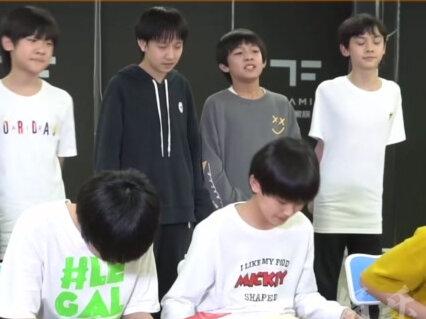 时代峰峻的小孩压腿时都有属于自己的倔强!#贺峻霖 #张极 #陈浚铭 #时代峰峻
