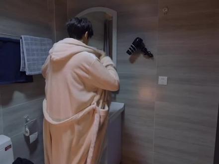 佳宁 #宋茜 进屋看到小山 #罗云熙 的伤,壁咚转移注意力#心跳源计划