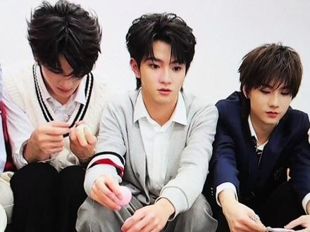 关于恩仔听到hs说15岁的男孩后表情呆滞,我又对比了其他ts讲话的时候表哥的状态!#lm #新音纪录片 #纯爱 #271199