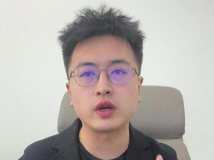 通富微电 跟紧大哥 通富微电凭借与巨头的深度绑定,乘上了AI与存储芯片的双重东风。但它的未来,也同样面临着客户依赖与债务压力的双重考验。它能否借着这次定增,再攀高峰呢?#半导体#存储芯片 #封装测试 #AMD #CPU