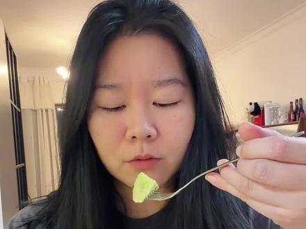 最近的晚餐黄瓜拌鸡蛋方便好吃又清爽 是自愿坚持的哈哈哈清清爽爽一点也不腻#蔬菜沙拉 #黄瓜鸡蛋 #沙拉汁