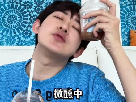 必须成年!必须出门!才能喝的瑞幸特调新品……测评🥴 只能到店自提的瑞幸特调,绯色月光和可可维也纳,强推!!清新淡雅……微醺中……绯色月光的含酒精版本真的有点上头。未成年人绝对不可饮酒!!!#限定味道 #瑞幸新品 #咖啡测评 #爱在绯月 #爱在维也纳