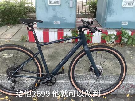 CAMP坎普GX300平把砾石公路车 前后桶轴油压碟刹配置,平焊铝合金车架,前叉,隐藏线设计。9速禧玛诺后变速,浩盟一体中空单速牙盘,配搭11-40T飞轮,无论是平路高速骑行,还是爬坡发力同样出色。#公路自行车 #自行车推荐 #爱生活爱骑行