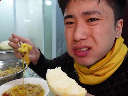 小伙干完活 又冷又饿 出租屋炖了一锅酸菜五花肉排骨汤 暖暖身子