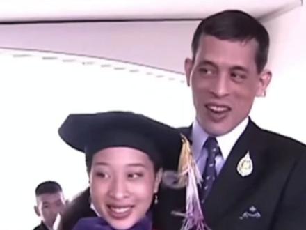 泰王回头看帕公主灵柩,让人潸然泪下