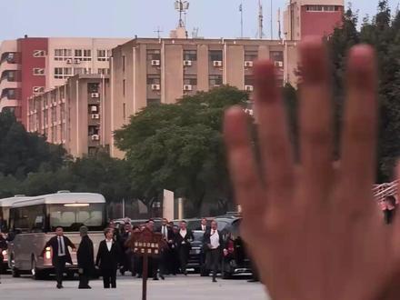 法国总统马克龙来到四川大学,一路小跑上前,与学生们亲切握手、热情互动。(来源:人民日报)