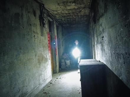 带病探索筒子楼,网友说里面小偷都不敢进去,到底有何独特之处。#探索发现旅拍vlog#废弃建筑探秘#猎奇#筒子楼