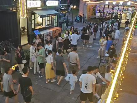 宁波和丰创意广场发生怪事,现场突然人山人海,第一次碰到,啥情况? #夜市街 #夜市 #网红夜市 #夜经济 #和丰创意广场 #狗头萝莉卖煎饼 #vlog日常 #小吃街