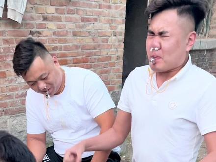 压脉带弹小腿,合伙欺负蝙蝠宝宝!#农村趣事多 #我的乡村生活 #专治不开心 #压脉带新玩法 #危险动作请勿模仿 #游戏日常 #2022新农人计划