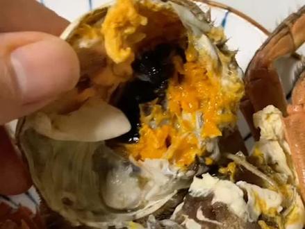 #大闸蟹 买了四只母蟹,蒸熟了,里面都有黑黑黏糊糊的,还有难闻的气味,店员说正常的,也不懂,反正难以入口,怕死的很,所以都扔掉了,有没有懂的人科普下,在行政服务中心对面一家店名:A 维系甜全球水果批发行·尚客优果 ~买的,难道真的是正常的,是百度不对#螃蟹🦀 #海鲜美食