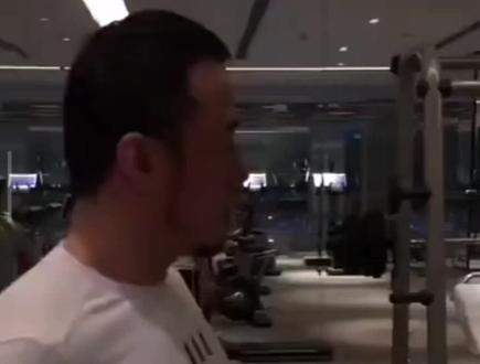 著名歌手杨坤上斜史密斯卧推160公斤
太恐怖了😱