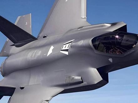 F35被伊朗导弹击伤,美军全球首架战损,打破美军隐身神话?1 造价1.1亿美元、号称全球最顶尖的五代隐身战机,居然被一枚成本仅6万美元的防空导弹精准命中?这不是军事小说里的脑洞桥段,而是发生在伊朗中部空域的真实突发状况,无数军迷和国际观察人士瞬间陷入疑问:这到底是一次概率极低的偶然伏击,还是美军维系数十年的空中优势,正在走向不可逆衰落的明确信号?长久以来,美国靠着F35这款五代机标杆,牢牢攥着全球空中霸权的话语权,它被美军及其盟友吹捧为“空中幽灵”,能轻松穿透绝大多数国家的防空网,是美国推行全球军事威慑、掌控地区局势的核心王牌。#抖音精选#硬核深度计划#全球创作者计划#零基础看懂全球#时代的荣耀