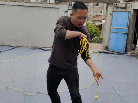 #老波教撒网 #撒网教程 #撒网 一把托网,原理也是用手臂回拉,然后扭腰发力旋转,把网旋转打出去,右手拉扇面,出去的力量却是靠腰,不知道你get到没有