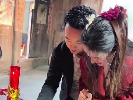 是的我再婚了,虽然是二婚我也
要凤冠霞帔明媒正娶你很优秀我也不差
我们之间没有争吵没有计较你一切都按我的要求我风风光光的嫁你大大方方的娶一切按头婚操办公婆欢喜父母满意谢谢你的靠近
温暖我长长的路我们慢慢地走往后余生
请李先生多多包容"