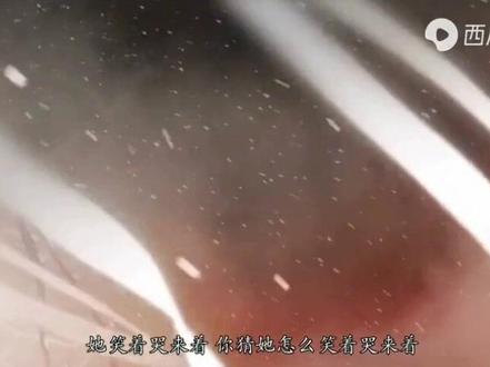 《囍》是由葛东琪创作的一首古风歌,整篇讲述女子出嫁的故事,歌曲里出现的唢呐令人增添了几分惆怅,有种压抑的感觉,都说唢呐一响,不是大喜就是大悲,可以说《囍》所讲述的故事喜忧参半。
葛东琪之前说过在创作这首歌的时候并没有什么意图,他是想给大家一个自由想象的空间,因为每个人都有他们的想法,所以《囍》所阐述的故事不是真实的。
网上有两个版本的解读,第一种是恶霸强占身着嫁衣的女子,本应跟女子成亲的新郎王二狗听到马蹄声躲进屋里,之后女子“笑着哭”,泪流不止,这是网友根据葛东琪微博构想出来的故事情节。
第二种是网友自己通过歌词解读出的“冥婚”,男女是青梅竹马,男子进京赶考,女子在家静候佳音,等男子归来两人就喜结良缘,这时候同村王二狗玷污了女子,女子不堪凌辱,用三尺白绫上吊自尽,当男子功成名就回到家乡时,却不见了等他的那个人,后来男子履行承诺与女子结为冥婚,所以才有了大喜大悲的音乐,成亲是喜事,但是冥婚却是喜上加悲。
《囍》的封面乍一看很诡异,“囍”字就像是两个棺材并排摆放,这就是冥婚合葬的方式,阴气十足,而且颜色偏暗,有点压抑,另外歌词里也透露着悲喜交加的纠结与无力,不管背后的故事是怎样的,反正这首歌是火了。