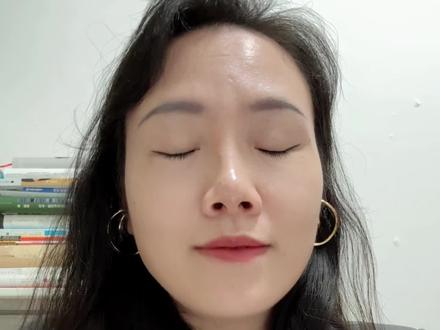 俄语很难?但我每天都很上头,因为... 你有没有发现,长大后做很多事情,明明努力了,却很难马上看到结果?
大四,我决定去俄罗斯读研。
那时的我,从0开始学俄语。
一年后,我拿到了俄罗斯政府奖学金。
那一年,我几乎是把自己泡进了俄语里:
1️⃣早上5点起床学,白天上课,晚上继续
2️⃣走路、吃饭、洗澡,都放俄语
3️⃣坐公交、去餐厅,还会偷偷听旁边人聊天
4️⃣参加各种语言活动,逼自己开口交流
现在回头看,俄语带给我的不只是一个留学机会。更重要的是,它让我尝到了一种很具体的成就感💪
后来我敢于一次次从0开始,很多勇气都来自那一年。
评论区聊聊:哪件事,是你想从0开始的?
#语言学习 #女性成长 #终身学习 #俄罗斯留学 #从0开始