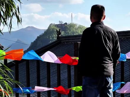 五台山:渡你放下,而非满你执念
去过五台山的人,大抵都逃不过这几句扎心的现实。
修不好的大白塔,爬不上的梵仙山,进不去的殊像寺大殿,永久关闭的广化寺夜景,还有如今的五爷庙……这些景致里的“不圆满”,都在无声诉说着世间空苦,诸行无常的真谛。
我们千里迢迢奔赴这座圣山,怀揣着满心的期许:烧香、磕头、许愿,求财求顺,求平安护佑,求感情顺遂,求孩子学业有成,亦求自己能从生活的困顿中解脱。我们总以为,心诚则灵,只要踏上这片土地,所有心愿都能一一成真。
可真正走过才懂,五台山从不是来满足你执念的,它的存在,是为了渡你放下。
大白塔修不好,是在告诉你,世间本无完美,不必执着于事事周全,接纳遗憾,才是生活的本真;梵仙山爬不上,是在提醒你,有些强求的目标只会让自己疲惫,适时止步,放过自己,也是一种智慧;广化寺的夜景不再开放,是喻示着有些风景只适合留在回忆里,强行追寻,反而会破坏心中那份美好的念想。
就连连最灵验的五爷庙,也在轻声告诫:万般皆无常,万事莫强求。
世间空苦,诸行无常。你越执着于什么,就越容易被什么折磨;你越想紧紧抓住,就越容易眼睁睁看着它溜走。人生本就是这样,得到不过是侥幸,得不到才是常态;能圆满是幸运,有遗憾才是人生。
不必怪山门紧闭,不必叹风景不在。五台山真正想赠予你的,从来不是某一个愿望的实现,而是让你在这一路的行走与感悟中,慢慢明白:放下,即是心安;随缘,便是圆满。
此生,不求事事如意,只求尽心而为,随遇而安,不执一念。这,或许就是五台山给予我们最珍贵的修行。#五台山