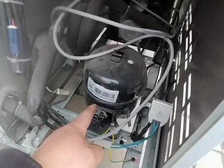 #家电维修 #现场实拍 #专业的事交给专业的人 #修理工的日常 #原创视频 电冰箱更换压缩机的全部工艺流程。电冰箱更换压缩机的方法。