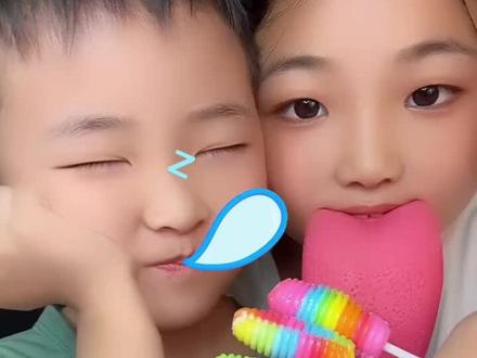 姐姐吓唬弟弟 #萌娃搞笑日常 #吃糖果视频大全儿童 #小朋友都爱看 #美食判官上线 @抖音热点