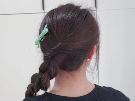 扁头姐妹快来学这个纹理感侧麻花辫#日常生活实用发型 #夏季头发可以这样盘 #扁头女孩救星发型 #随手一扎都很好看的发型