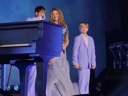 夏奇拉带俩儿子米兰、萨沙同台唱《Acróstico》,阿根廷现场直接沸腾!#夏奇拉#shakira #Shakira神仙舞台 #Acróstico温情时刻 #夏奇拉带娃演出