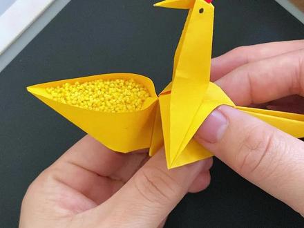 折一只会啄米的小鸡,孩子非常喜欢,快来试试吧#亲子手工#折纸#折纸教程#自制玩具#手工diy