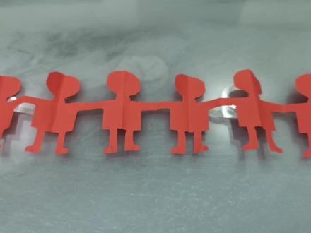 二年级数学下册6个小人手拉手排成一排#二年级数学剪纸 #二年级数学剪纸手拉手#手工 #小人手拉手