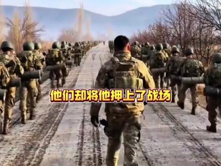 他像一个纯洁的试金石,在血色废墟中,测出了战争也无法磨灭的人性温度