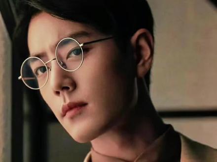 “肖战微博改名”爆了热搜整整一天!你以为只是改个名字?背后藏着一个顶流的蜕变真相。去前缀,断旧约,改名为两个字:肖战。这是他和9年男团身份的彻底告别。新简介仅保留:《藏海传》、《梦中的那片海》、《陈情令》。删掉《余生》《王牌部队》——这不是否定,而是进阶。轻装上阵,用作品说话——这或许是他最硬的底气。从男团舞者到央视爆款男主,他亲手撕掉前缀,却把“魏无羡”永远刻进简介。这不是吃老本,而是告诉世界:我敢把爆红的起点,堂堂正正写进未来。我们都曾背着标签前行,而真正成熟,是学会留下该留的,放下该放的。今天他是演员肖战——名字变短了,路却变长了。#肖战 #肖战微博改名 #X玖少年团成员去前缀 #陈情令 #藏海传 @抖音小助手 @DOU+小助手 @抖音创作小助手 @肖战 @肖战工作室