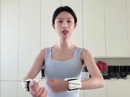 #张俪#关晓彤 都在用的#负重手环 套在手上超级方便,可随时随地运动,可拆卸调节负重,手脚都能用,每天跟练十几分钟,轻松拿捏少女背直角肩,还能改善溜肩驼背不良体态,肩背薄了身姿挺拔穿啥衣服都气质好看!#变美变瘦变好看#瘦手臂