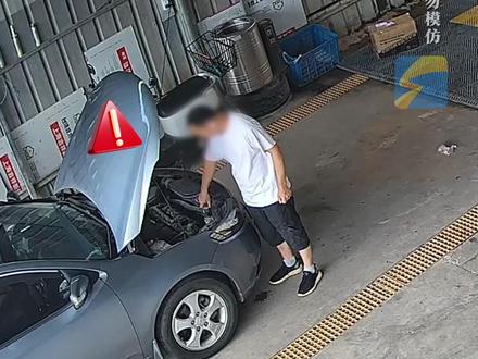 10月12日,广东东莞,隔着屏幕都觉得疼!水温95℃车主自行开汽车水箱盖,被烫脱皮!修车师傅紧急提醒:专业的事交给专业的人,“热车不能立即开水箱”是行业常识。#汽车水箱 #水箱 #专业的事情交给专业人去做 #热车