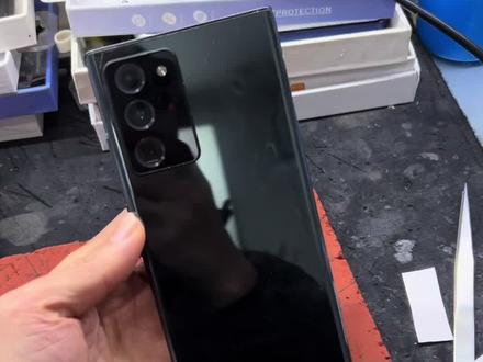 三星note20ultra屏幕摔的绿屏闪屏不能用了,粉丝发跑腿过来维修一下,需要更换一块性价比高的oled屏幕,价格比原装的便宜好几百,新的屏幕装上,手机又可以继续使用了#三星note20ultra #三星手机换屏 #三星手机维修 #三星手机 #寄修手机