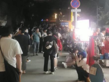 凡是没有预约华山步行登山路门票的一律不让夜间登山。只能预约白天的北峰,西峰索道上山。#人山人海太热闹了 #街头
