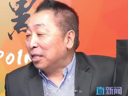 此前,台湾大学哲学系教授苑举正在接受直新闻专访时,收到主持人准备的礼物“大湾鸡”,表示又可以让唐湘龙羡慕了。在12月5日的节目上,苑举正将这个礼物转赠给了唐湘龙,唐湘龙收到后爱不释手。#台湾 #苑举正 #大湾鸡 #唐湘龙 #媒体精选计划