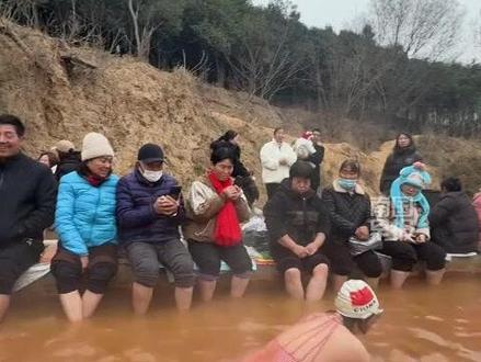 村庄流出52℃露天温泉水,上百人并排泡脚还有人游泳,“对脚气有好处,可以杀菌”#河南 #温泉 #泡脚 #游泳