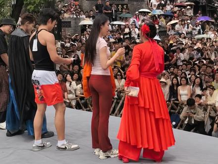 二娘的秀舞台赤赤和魔芋爽撒娇PK,大家猜猜谁拿了第一 @中国舞赤赤 @魔芋爽(缺牙齿版) #万岁山二娘 #万岁山武侠城 #景区表演互动 #拍摄现场 #撒娇