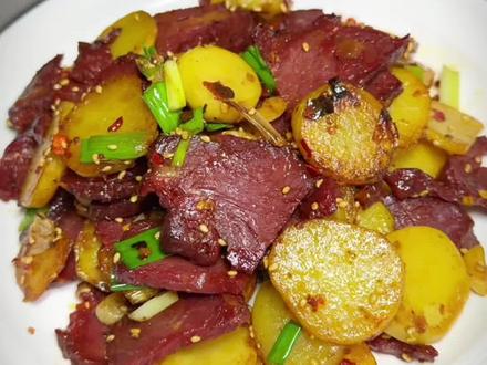 妈呀!土豆和酱牛肉这么炒也太香了吧!#美食创作人 #跟着抖音学做菜#家常菜#干煸土豆片 #记录真实生活 @DOU+上热门